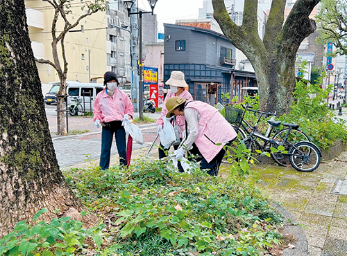 ビニール袋を片手に